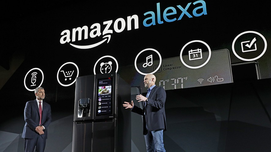 El vicepresidente de LG Electronics, David VanderWaal, y el vicepresidente de Amazon Echo, Mike George, presentan el refrigerador puerta-en-puerta llamado LG Smart InstaView a los asistentes al CES 2017 en la conferencia de prensa de LG Electronics el miércoles 4 de enero de 2017 en Las Vegas.