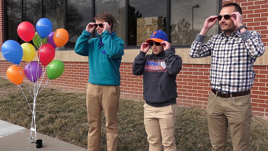 En Mission, Kansas, un joven y dos adultos con deficiencia visual de colores tuvieron la oportunidad de ver su mundo de una manera más colorida al probarse las gafas EnChroma. Estos lentes permiten a las personas ver más colores, distinguir ciertos colores de una manera mejor y ver más detalles con mayor intensidad. Foto: Jill Toshiba/Kansas City Star/TNS.