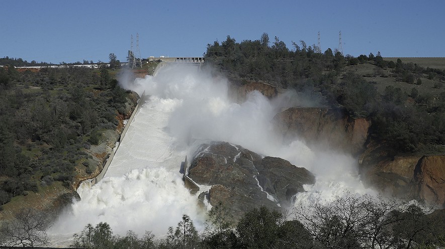 El agua fluye por el vertedero principal de la represa de Oroville cerca de Oroville, California. Funcionarios oficiales han ordenado a los residentes cerca de la represa de Oroville en el norte de California, evacuar la zona. Foto de la Associated Press.
