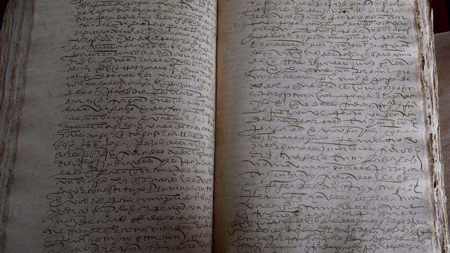 Este libro, de 4.000 páginas y 400 años de antigüedad, fue clave para ayudar a la historiadora ecuatoriana Tamara Estupiñán a desentrañar los misterios incas. Fotografía de: Jim Wyss/Miami Herald/TNS