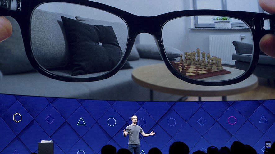 El director ejecutivo de Facebook, Mark Zuckerberg, en la conferencia anual F8 de su compañía, el martes, 18 de abril del 2017, en San José, California. Photo de AP Photo/Noah Berger.