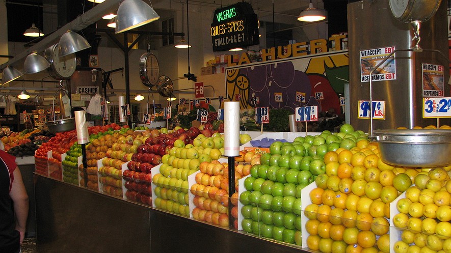 Frutas y vegetales en exhibición en el Grand Central Market de Los Ángeles. A pesar de que los productos frescos están cada vez más disponibles en las ciudades, los desiertos de comida aumentan. Un desierto de comida es un área de bajos ingresos en la cual la población vive a más de una milla de un supermercado grande. Foto: Wikimedia.