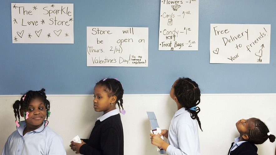 Estudiantes hacen fila para el almuerzo en la Ariel Community Academy en Chicago, el martes, 12 de febrero del 2008. Esta escuela primaria pública es única en su clase y fue fundada en 1996 por Ariel Capital Management, una empresa de manejo de dinero con sede en Chicago. La escuela fomenta la educación financiera y da dinero a los niños para la inversión. ¿Deberían programas similares ser un requisito en todas las escuelas? Photo by: AP Photo/Charles Rex Arbogast.