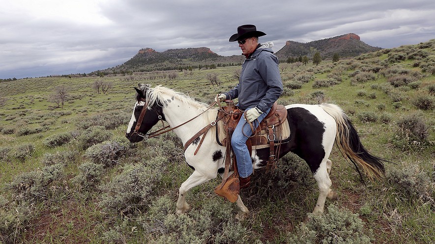 El secretario de Interior Ryan Zinke cabalga un caballo en el Monumento Nacional de Bears Ears cerca de Blanding, Utah, el 9 de mayo de 2017. Zinke propuso el 12 de junio que el nuevo monumento nacional de Utah se redujera de tamaño y dijo que el Congreso debería dar un paso en la denominación de cómo se gestiona la selección de las áreas del yacimiento de 1,3 millones de acres. Foto por: Scott G Winterton/The Deseret News via AP