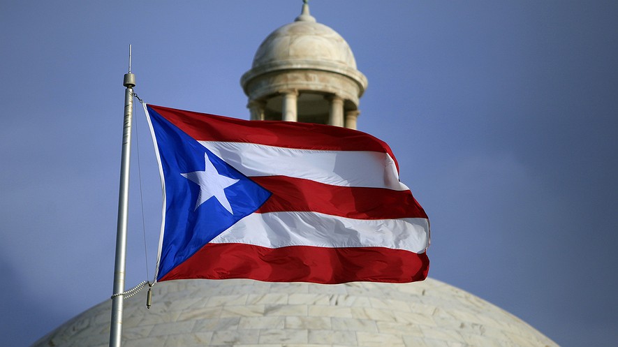La bandera puertorriqueña ondea frente al Capitolio de Puerto Rico en San Juan, Puerto Rico. El gobernador anunció que el territorio de los Estados Unidos eligió abrumadoramente la estadidad el domingo en un referéndum no obligatorio sucedido en medio de una crisis económica profunda que ha encendido un éxodo de isleños al continente de los EE.UU. La participación de votantes fue de sólo el 23 por ciento. Foto de: Ricardo Arduengo /AP